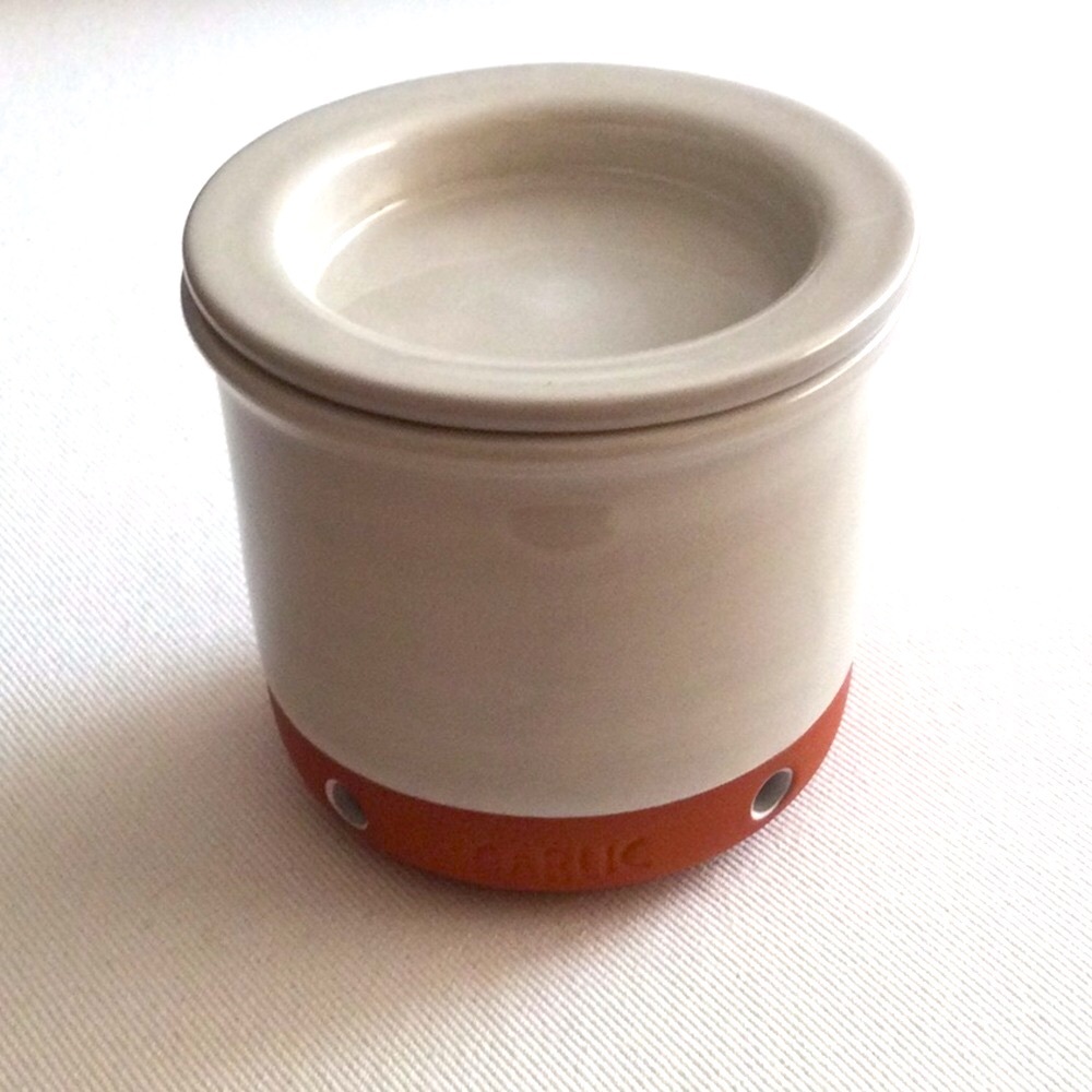 Jamie Oliver Ceramic Garlic Keeper in White with Terracotta Base